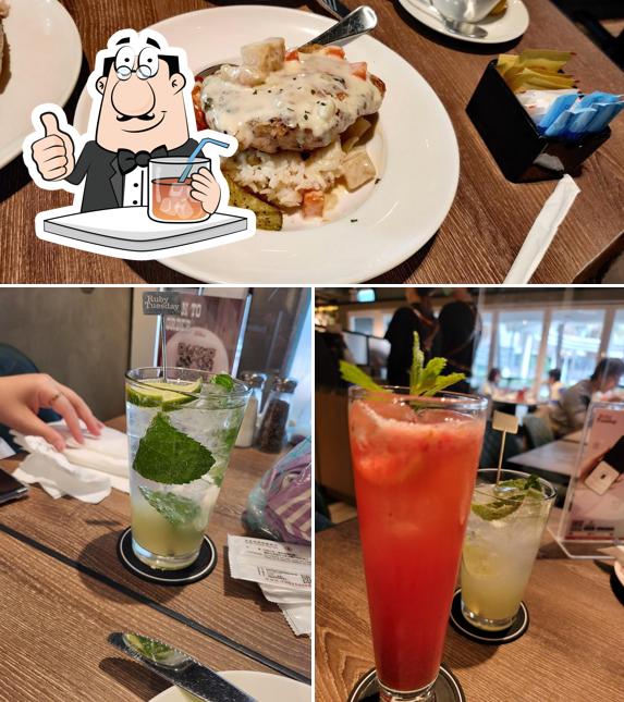 Take a look at the picture displaying drink and food at Ruby Tuesday (Tuen Mun)