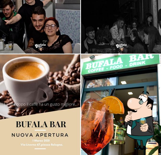 Questa è la immagine che presenta la bancone da bar e cibo di Bufala Bar