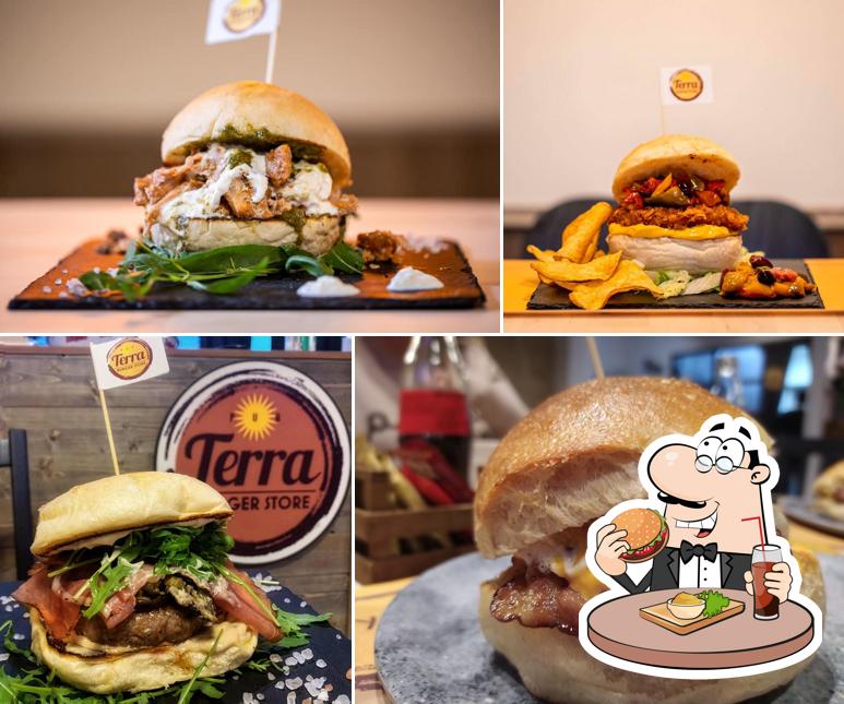 Ordina un hamburger a TERRA BURGER STORE