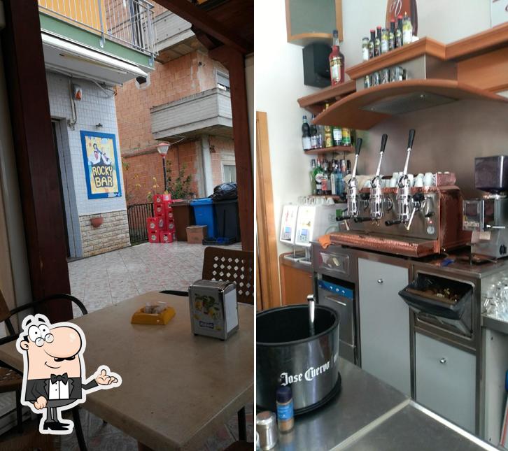 Dai un'occhiata agli interni di Rocky Bar