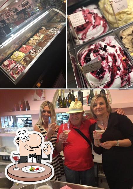 La photo de la nourriture et comptoir de bar de London Bar Cafe Gelateria’s