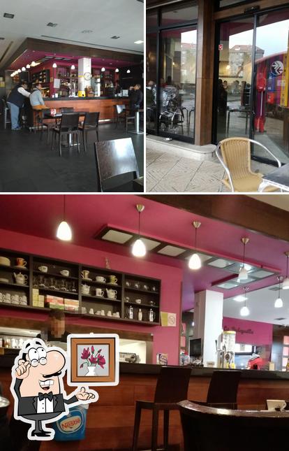 Посмотрите на внутренний интерьер "Cafetaría Coffee"