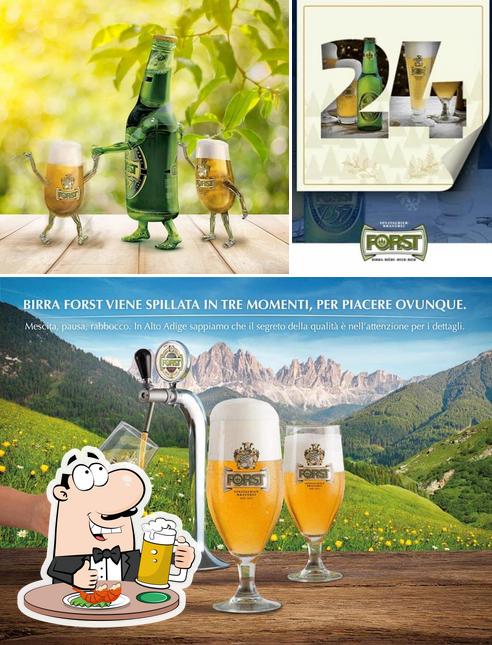 Puoi ordinare un rinfrescante bicchiere di birra chiara o scura