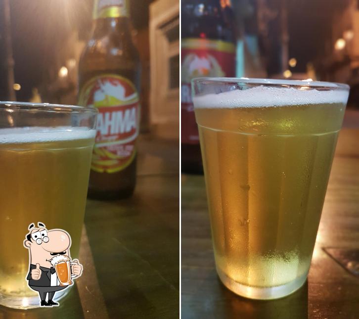 Peça um copo de cerveja leve ou escura