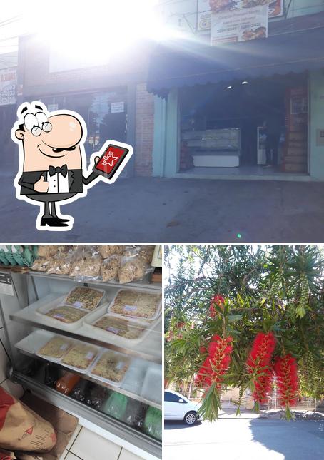 Dê uma olhada a foto apresentando exterior e sobremesa no Casa de Frango & Rotisseria Barão