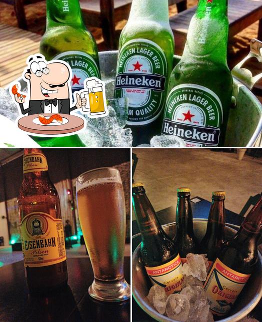 Desfute um copo de cerveja leve ou escura