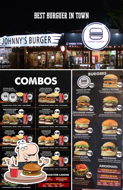 Experimente um dos hambúrgueres servidos no Johnny's Burger