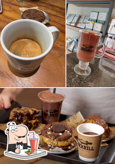 Desfrute de um drinque no DuckBill Cookies & Coffee