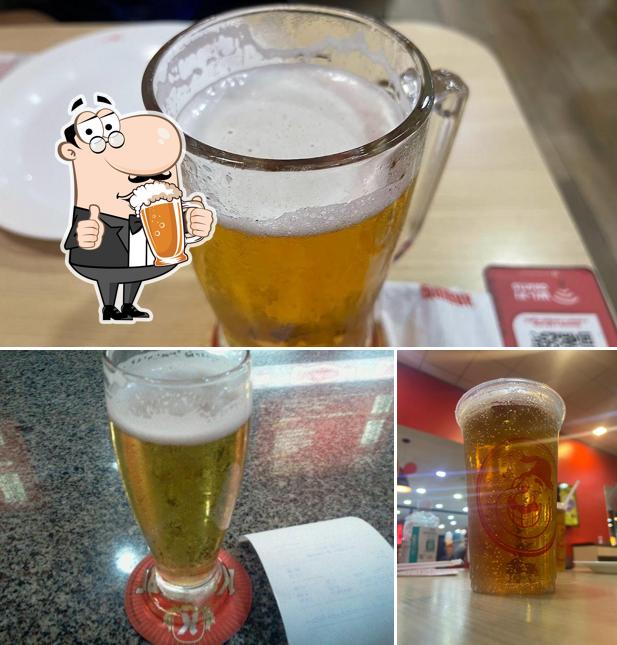 Desfute um copo de cerveja leve ou escura