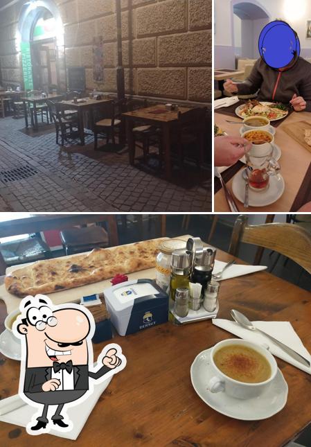 La foto di interni e tavolo da pranzo da Schnitzelhaus