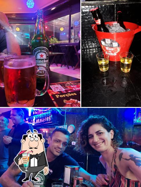 O Bar do Jabá se destaca pelo bebida e balcão de bar