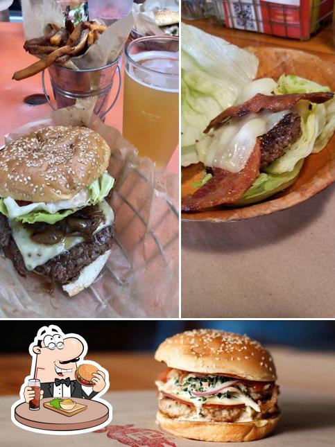 Попробуйте гамбургеры в "Farm Burger Decatur"