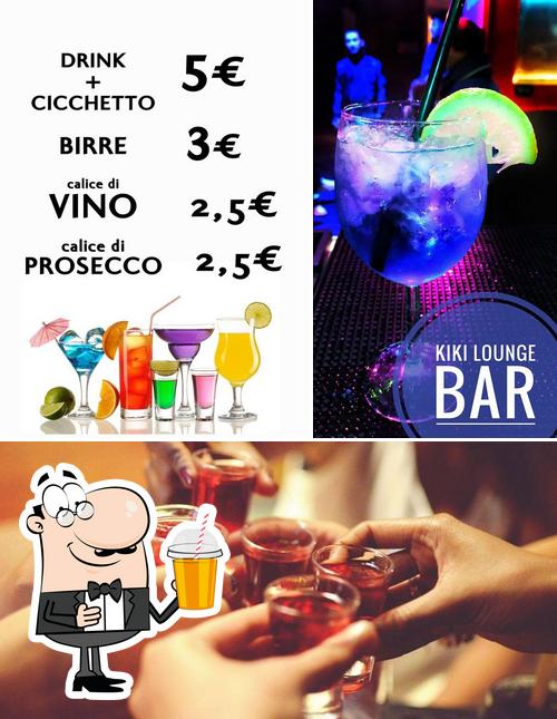 Goditi qualcosa da bere a Kiki Lounge Bar a Vico belledonne a chiaia 26