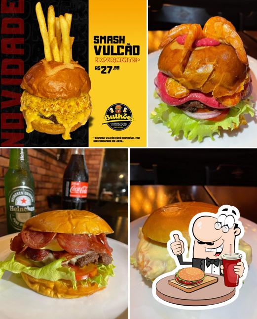 Deguste um dos hambúrgueres disponíveis no Bulhões smash Burger