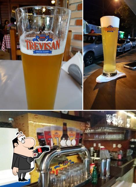 A foto da bebida e balcão de bar no Cervejaria Trevisan