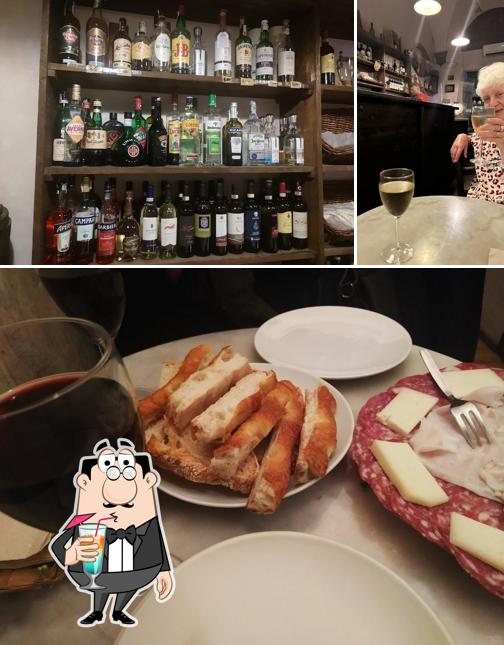 Questa è la immagine che mostra la bevanda e tavolo da pranzo di I' Vinaino di San Frediano