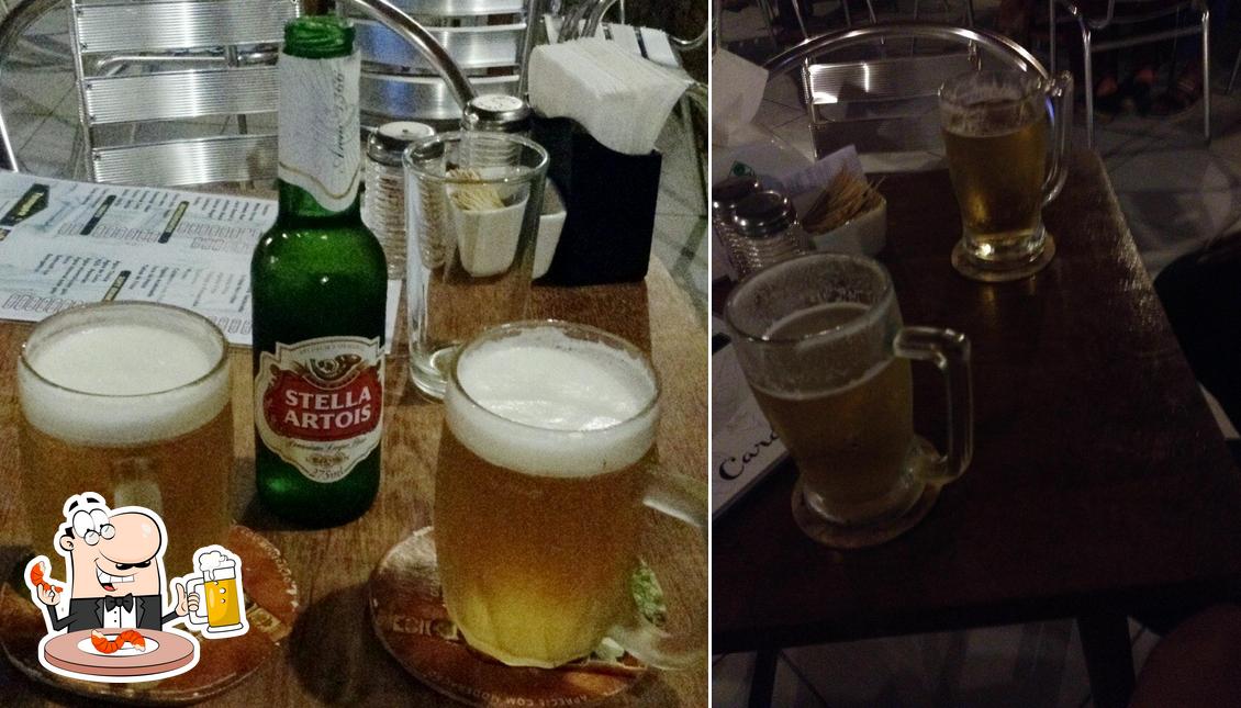 Desfute um copo de cerveja leve ou escura