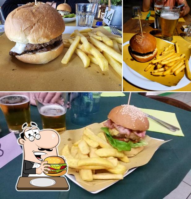 Gustati uno dei tipi di hamburger proposti a Rosmarino