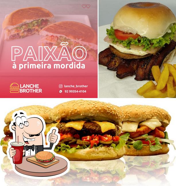 Peça um hambúrguer no Lanche E Pizzaria Brother