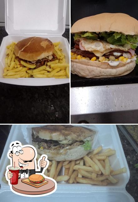 Peça um hambúrguer no K & M Lanches