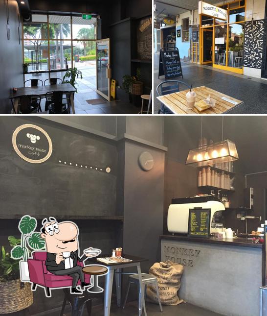 Забронируйте столик в "Monkey House Cafe Strathfield"