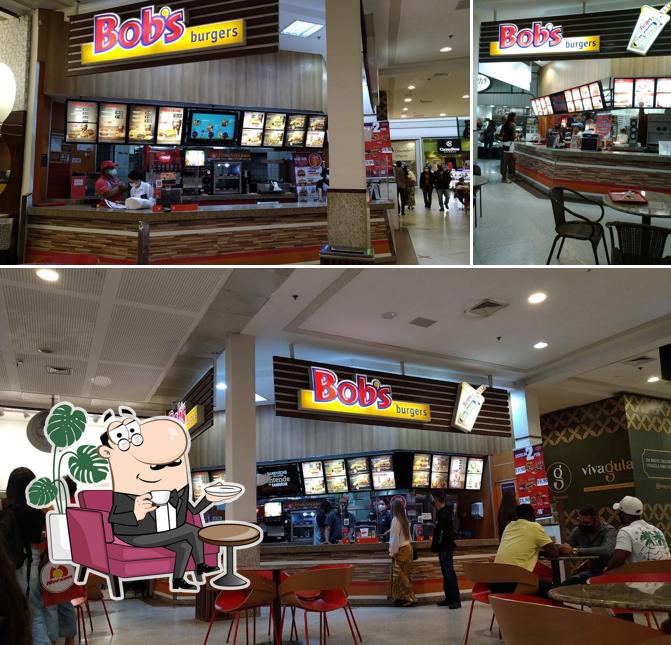 Confira a imagem mostrando interior e comida no Bob's Shakes