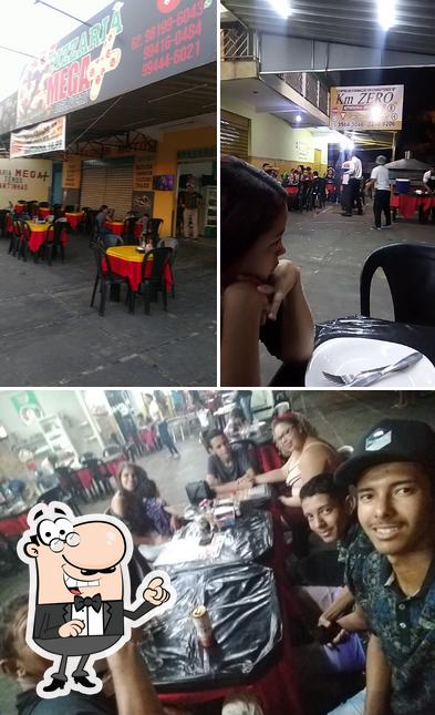 O interior do pizzaria mega+