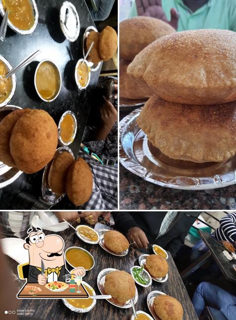 Food at Bhatia Puri wala