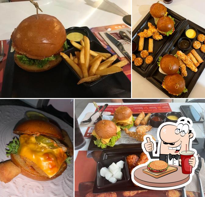 Prueba una hamburguesa en Kyochon - First Avenue Mall Motor City