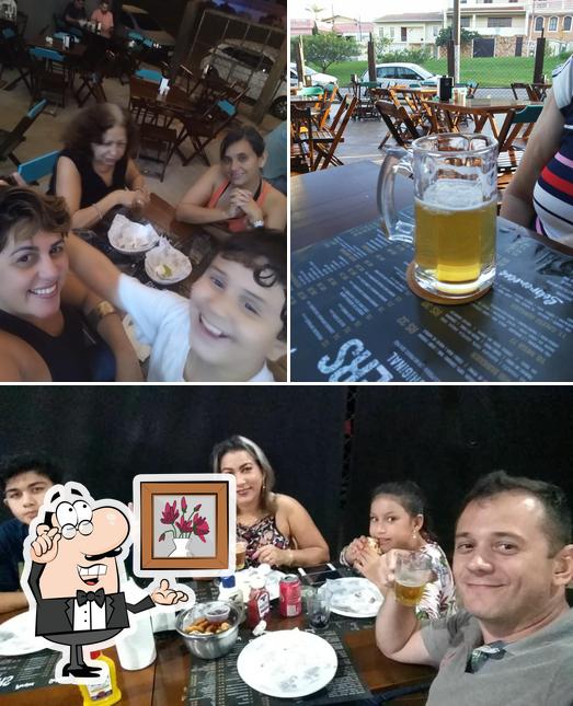 Entre diferentes coisas, interior e cerveja podem ser encontrados no Burgers