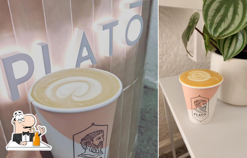 Platō Coffee - Hermanus sirve diferentes bebidas