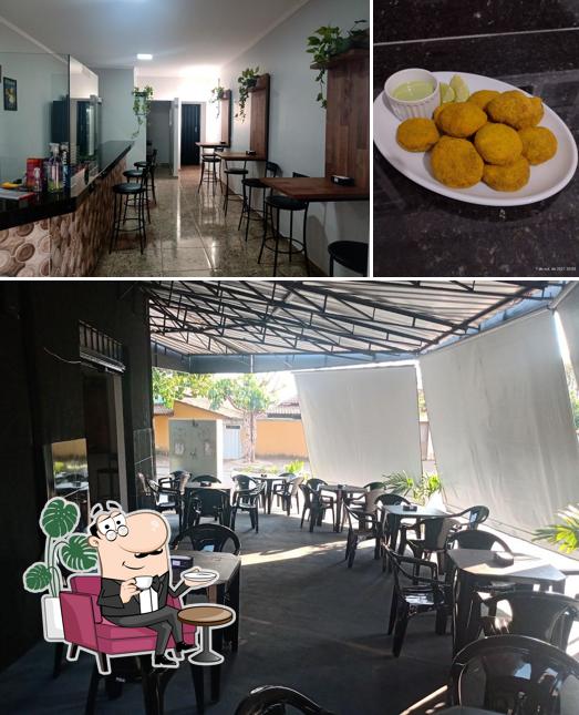 Entre diferentes coisas, interior e comida podem ser encontrados no Bar Rota 34