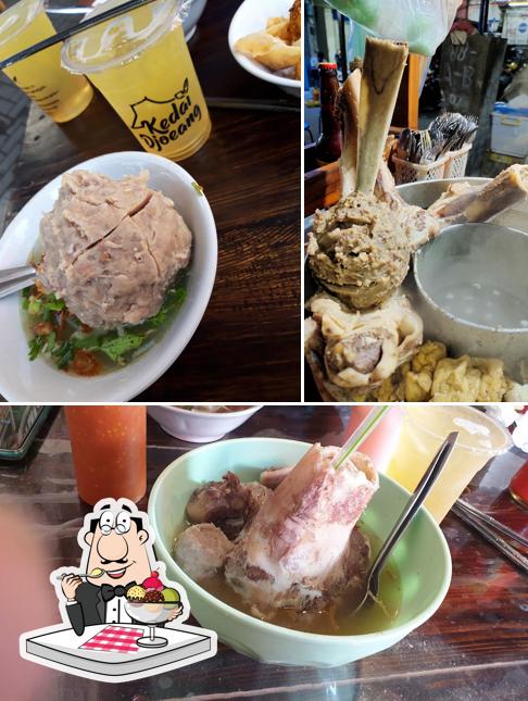 Bakso Cak Ateng serves a selection of desserts