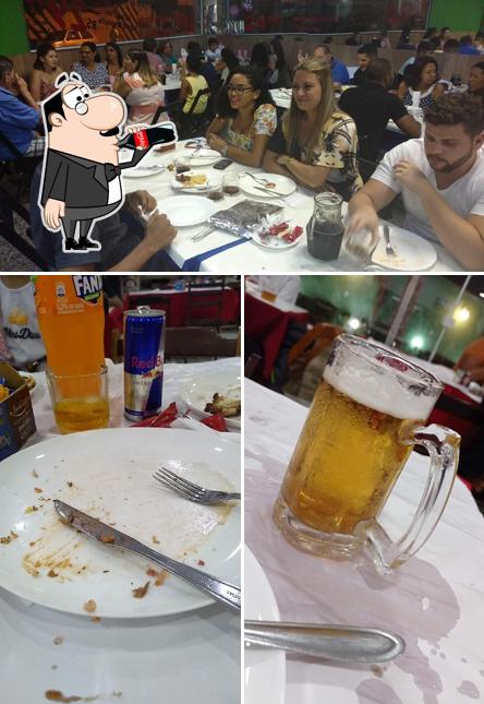 A ilustração a Rio Minas Churrascaria e Pizzaria’s bebida e mesa de jantar