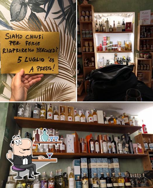 Siediti a un tavolo di La Vineria