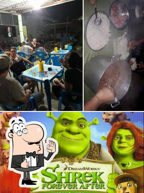 Look at the picture of Bar Shrek e Família