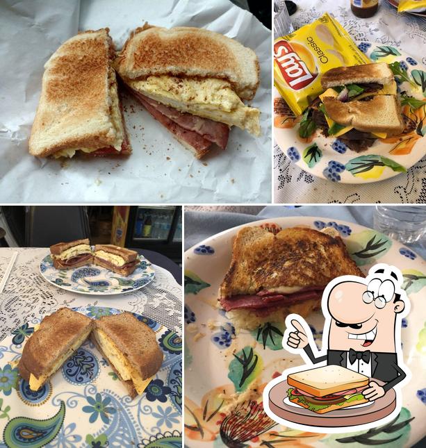 Degusta un sándwich en Cobblestone Cafe
