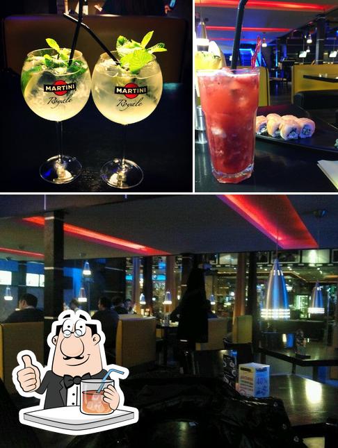 Это фото, где изображены напитки и барная стойка в Этаж