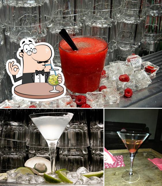 La immagine di bevanda e cibo da Le Privé cocktail bar