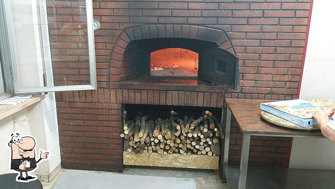 Look at the image of Pizzeria Da Guido forno a legna