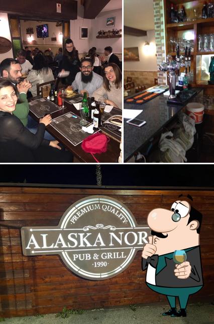 Vérifiez l’image représentant la comptoir de bar et extérieur concernant Alaska Nord Pub