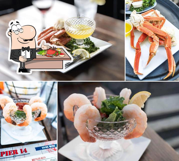 Отведайте блюда с морепродуктами в "Pier 14 Seafood Restaurant, Gift Shop, and Fishing Pier"