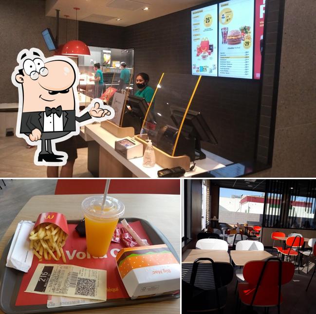 A foto do McDonald's’s interior e bebida
