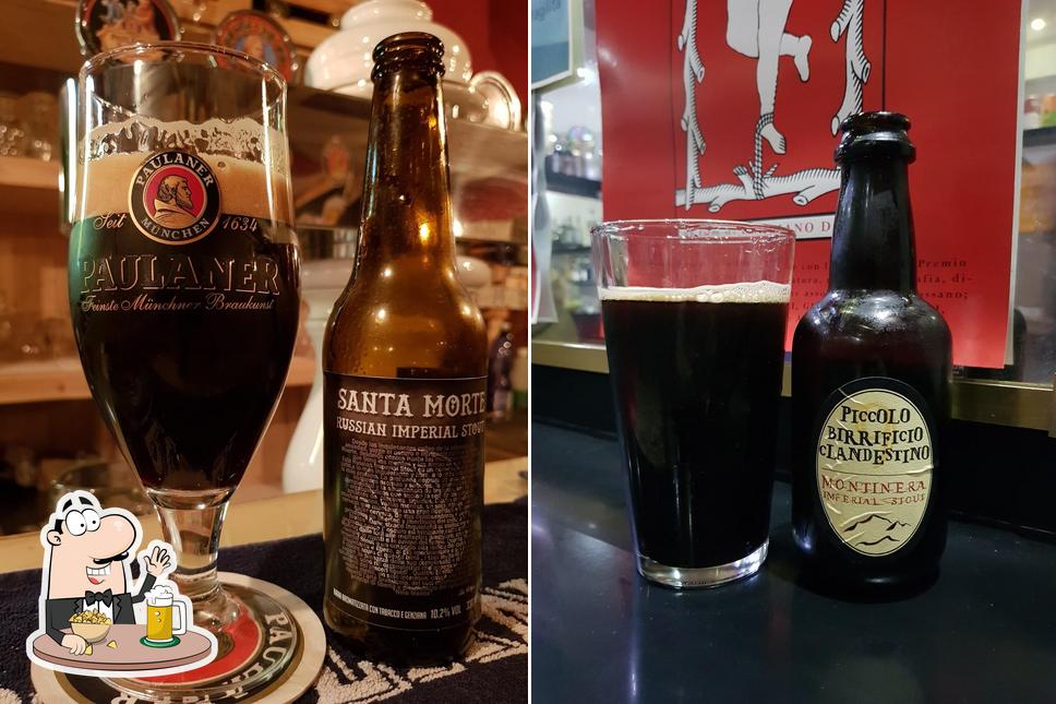 Puoi ordinare un rinfrescante bicchiere di birra chiara o scura