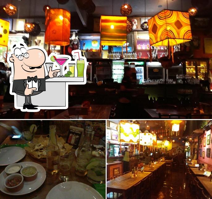 Observa las imágenes donde puedes ver barra de bar y comedor en Restaurante Guacamole Cocina Mexicana