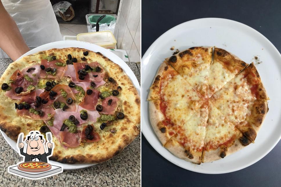 Scegli una pizza a Bar Pizzeria dell'Angolo di Carta Mario Luigi