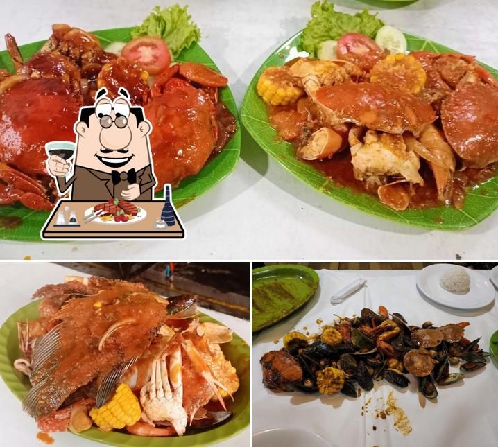 Prueba un plato con carne en Seafood Tumpah Jakarta
