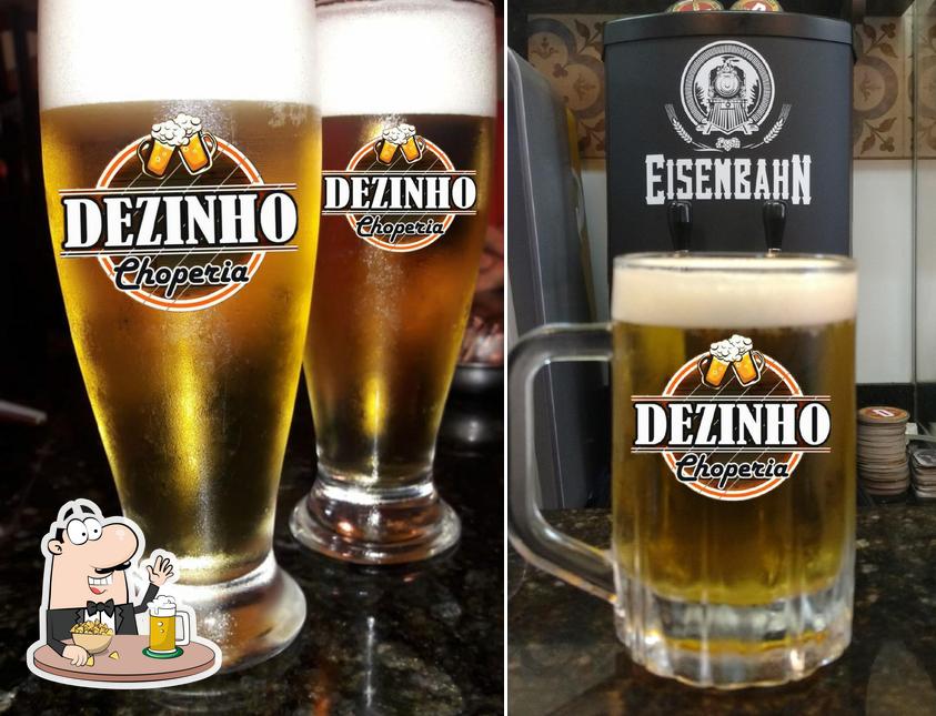 Desfute uma tulipa de cerveja leve ou escura