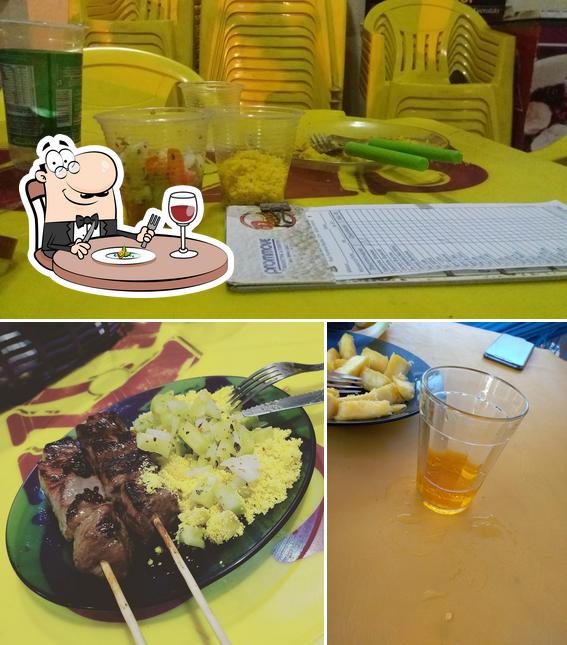 Entre diferentes coisas, comida e cerveja podem ser encontrados no Papa's Espetos