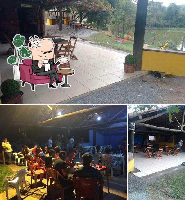 Sente em uma das mesas no Shalom Bar e Lanchonete